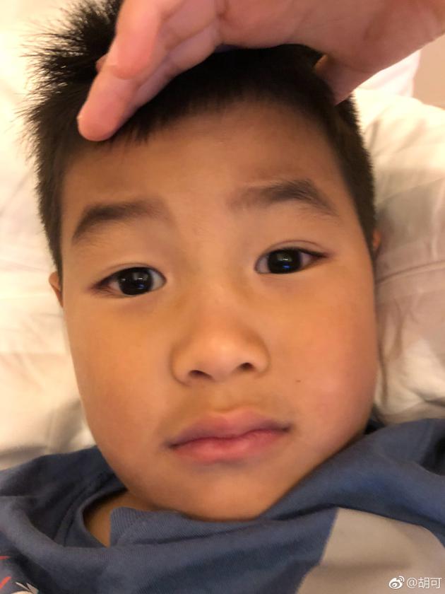 胡可晒小鱼儿 小鱼儿 8月5日,胡可在微博晒出小鱼儿的萌照。照片中小鱼儿似乎是刚睡醒的样子,睡眼朦胧的样子看上去十分可爱。但和以往照片最大不同的就是小鱼儿居然睡出了双眼皮,胡可更是配文:聪明如你,有发现不。网友们也是表示习惯了平时单眼皮的小鱼儿,今天突然认不出了。