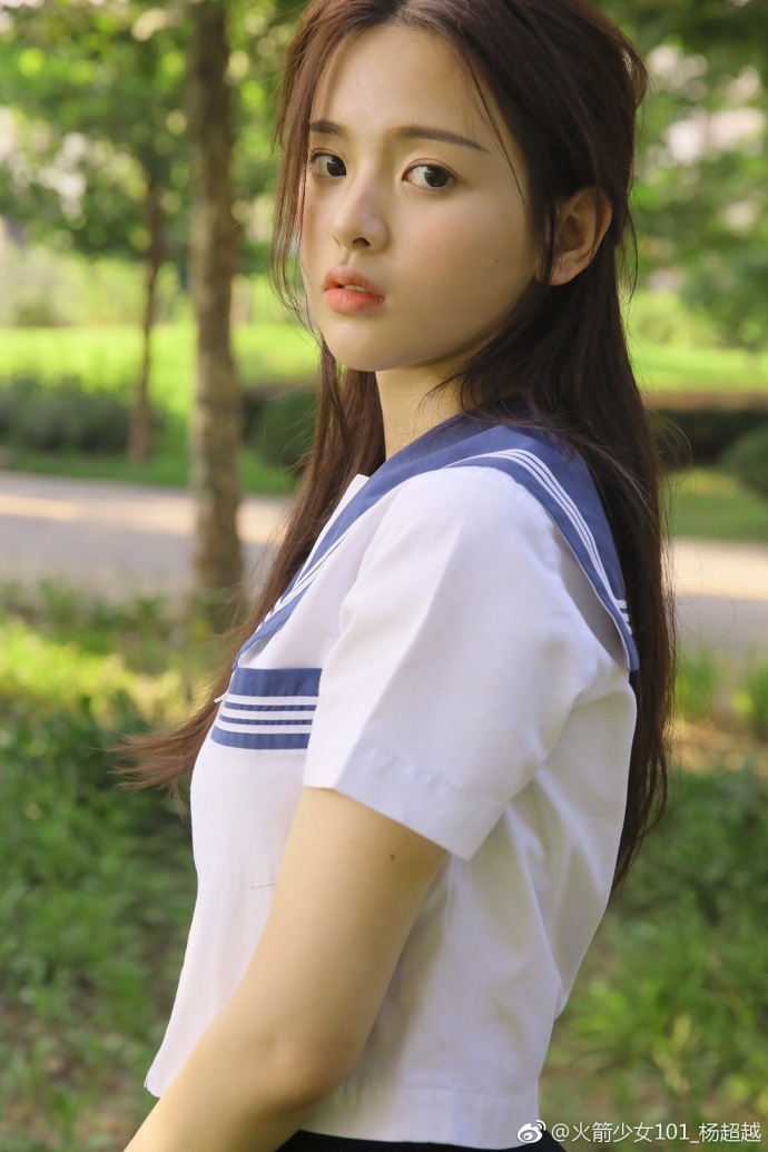 杨超越校服造型学生气十足 扎丸子头五官精致清纯可爱