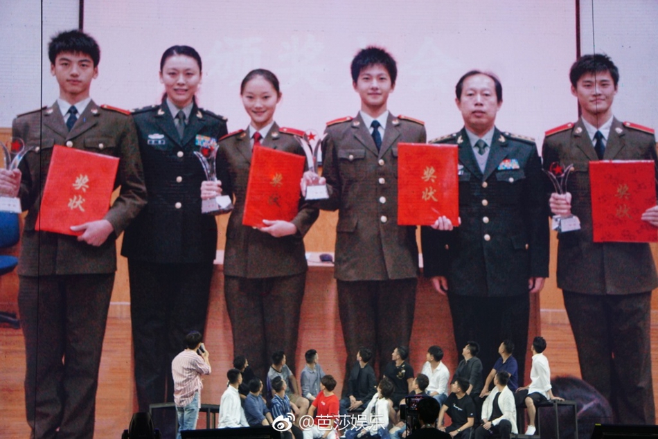 杨洋军艺求学青涩旧照曝光 同班同学现身为其庆生