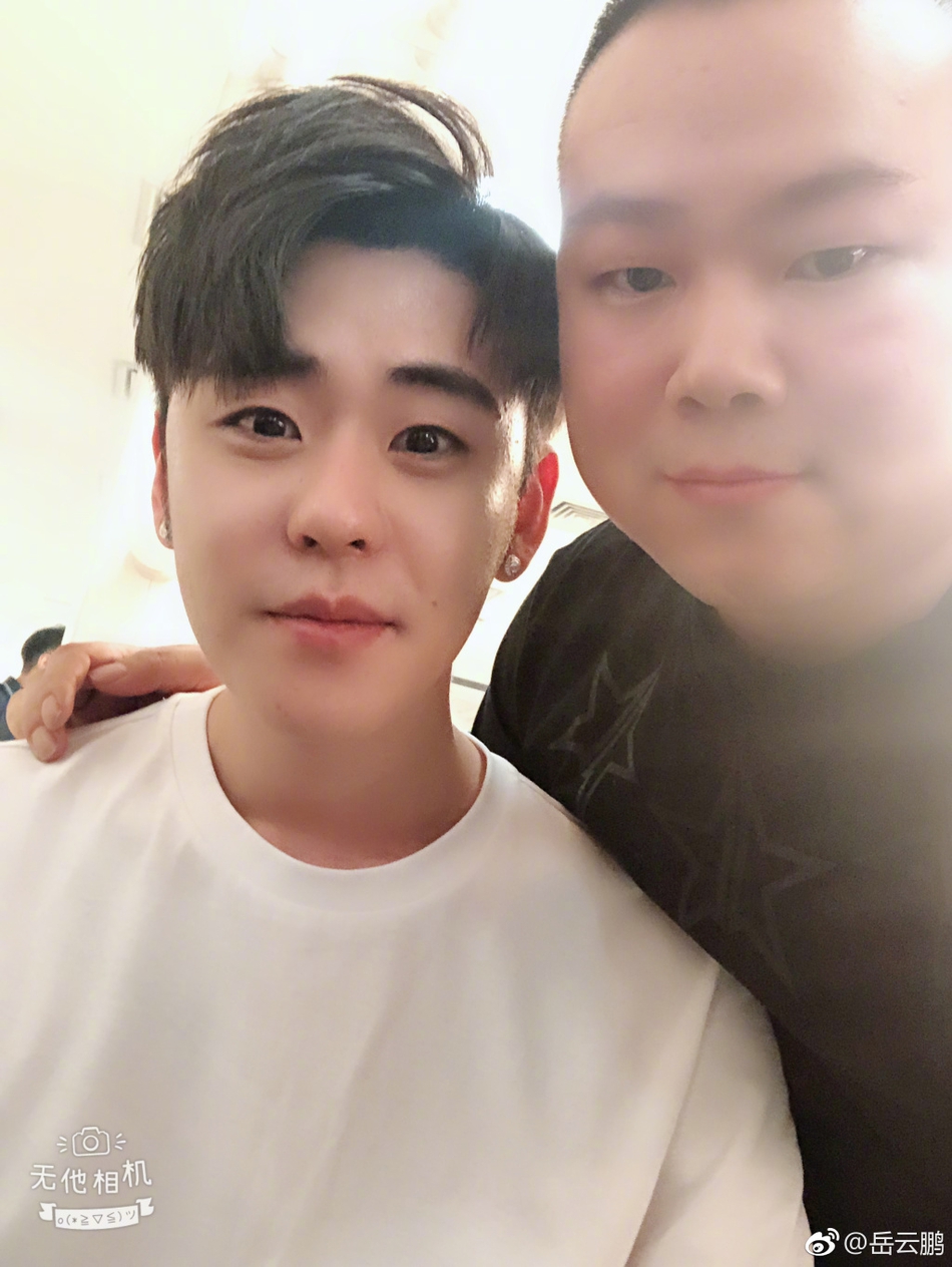 岳云鹏晒“德云社男团” 网友:这是开了几级美颜