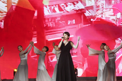 曾沛慈亮相2018十大华语电影节献唱红歌助力