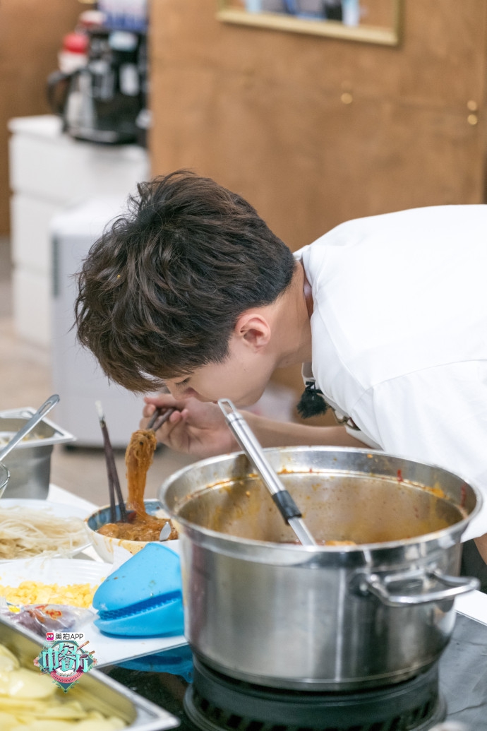 王俊凯自制特色麻辣烫超专注 一脸陶醉化身表情包