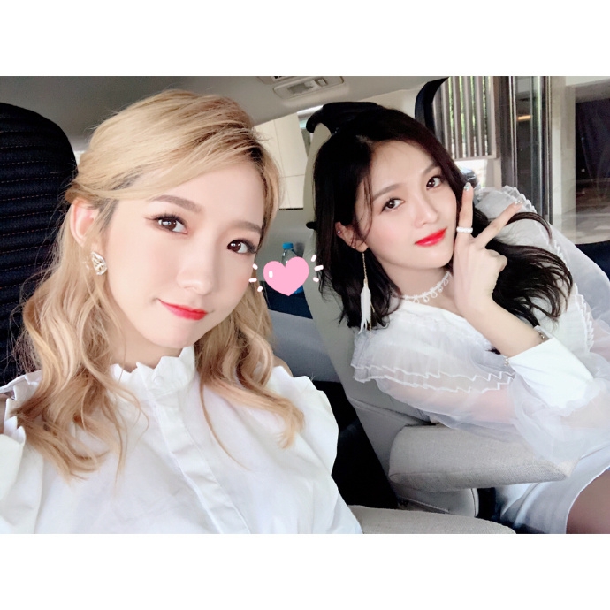 火箭少女Yamy吴宣仪为孟美岐庆生 晒合影表情