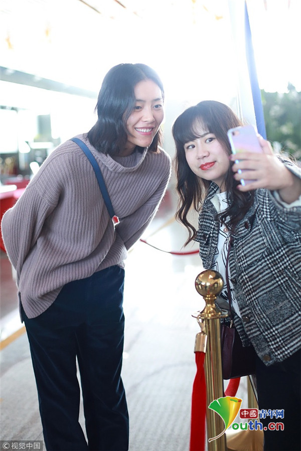 刘雯微卷发女人味十足 与粉丝互动甜蜜比心