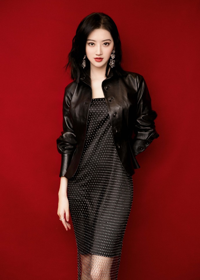 景甜美照秀曼妙身姿 涂红唇明艳动人御姐范十足