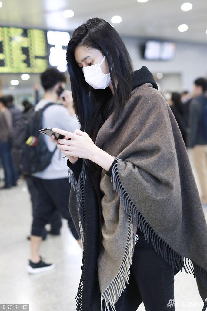 奚梦瑶披围巾慵懒赶飞机 口罩遮面长腿抢镜