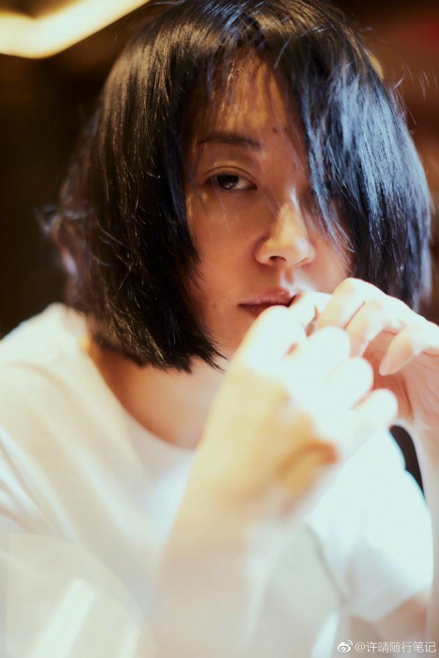 许晴素颜自拍眼神迷离 秀发乌黑风情满满超迷人