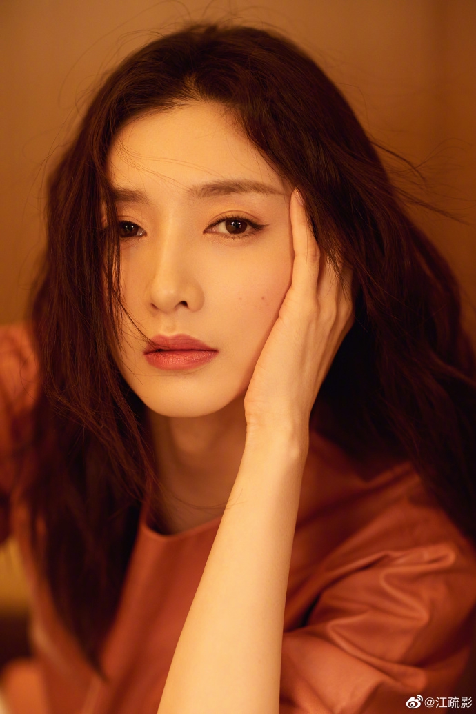 江疏影穿连衣裙对镜摆pose 发丝飞扬女人味十足