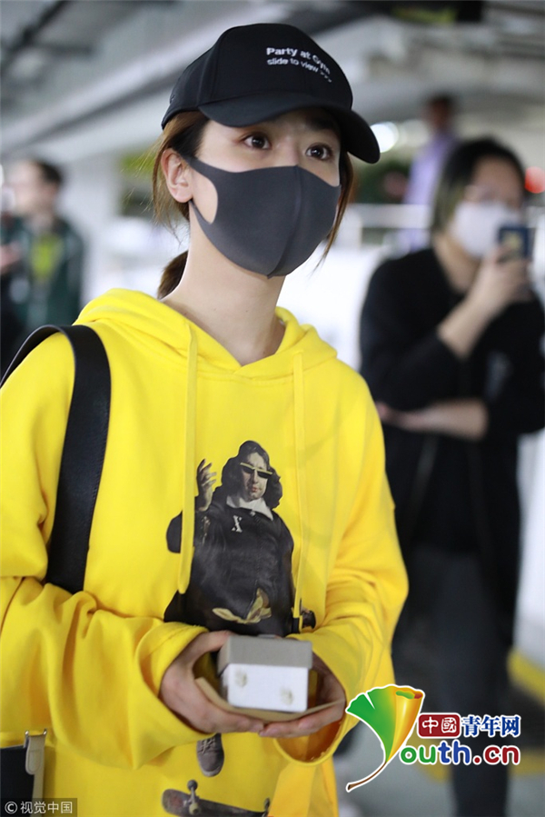 杨紫穿亮黄卫衣成功抢镜 戴口罩帽子难掩美颜_娱乐频道_硬汉资源网