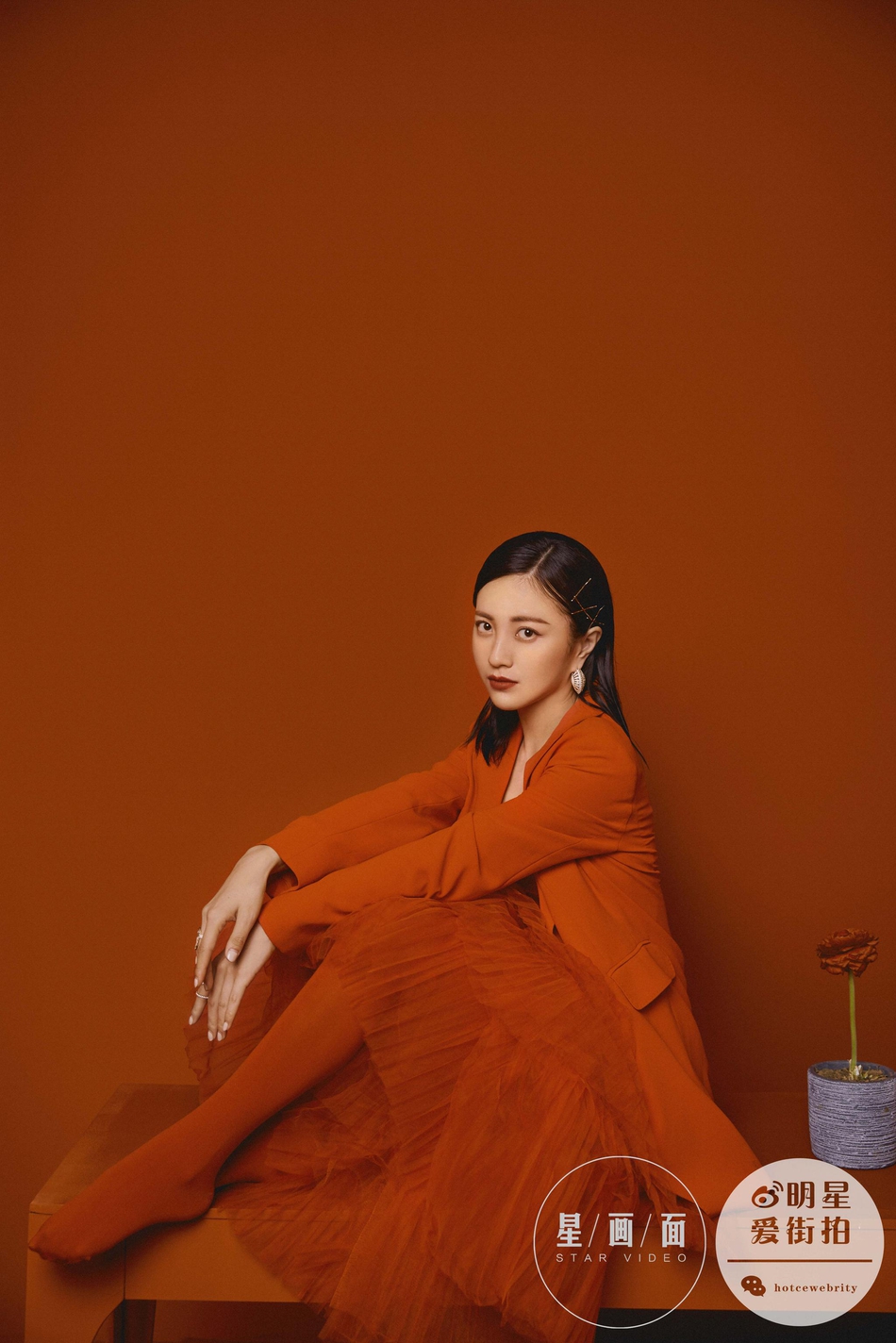 包文婧时尚大片曝光 性感干练优雅率性风格百