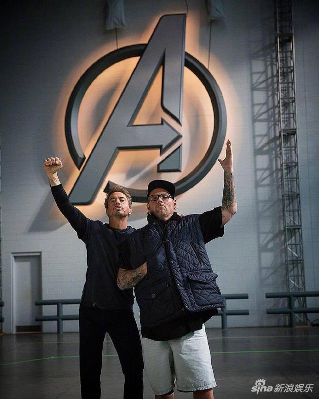 钢铁侠唐尼晒合影感谢所有人:爱你三千遍