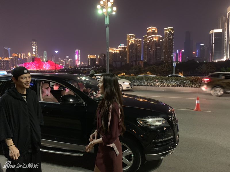 向佐甜蜜探班郭碧婷 片场对视热聊笑开怀