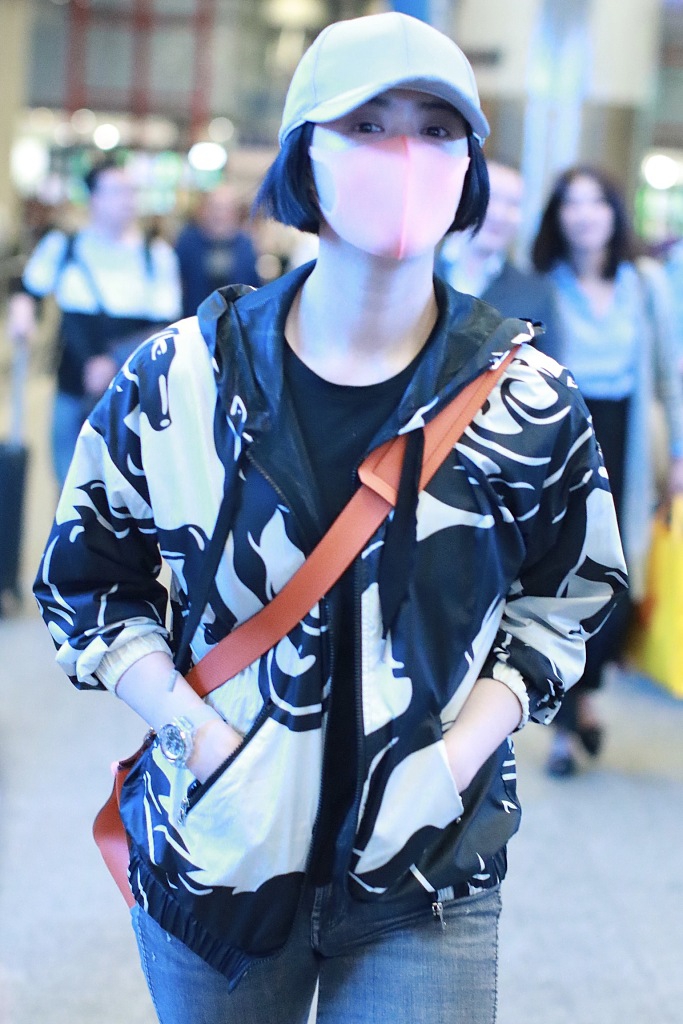 还是华妃娘娘吗？蒋欣剪利落短发 抱玩偶遛机场显少女心