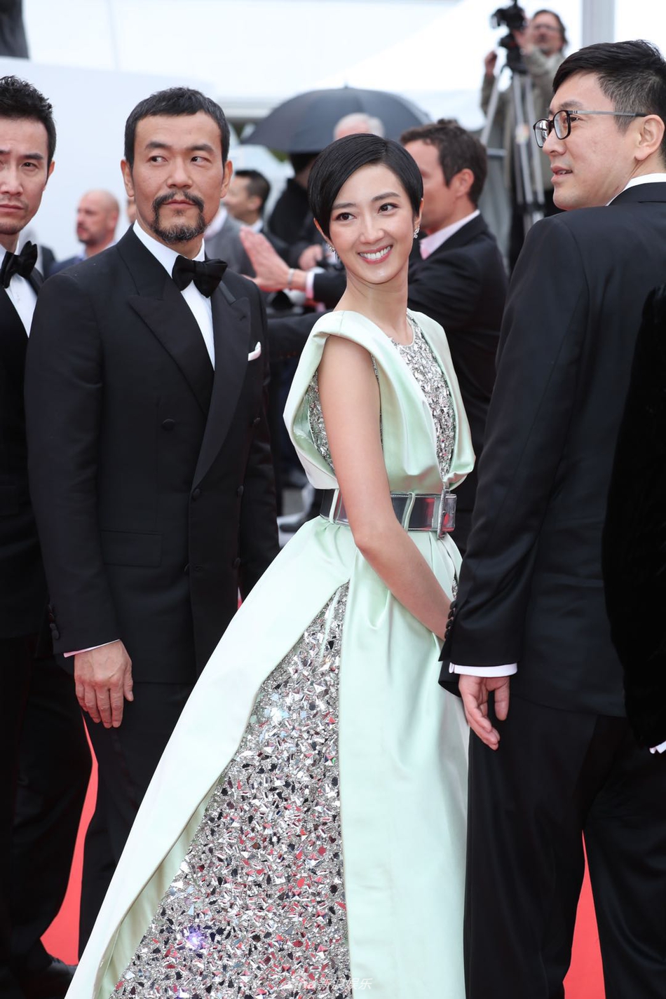 父亲去香港之后就把他留在了广州美院蔡妍整容