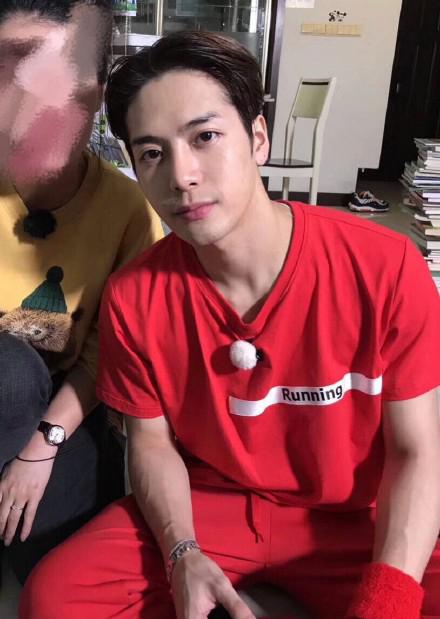 王嘉尔在线辟谣恋爱传闻:人家说什么就“是”吗