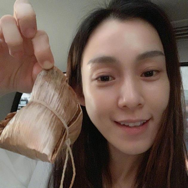 范玮琪收飞飞翔翔手包粽子 笑称害怕有奇怪的东西