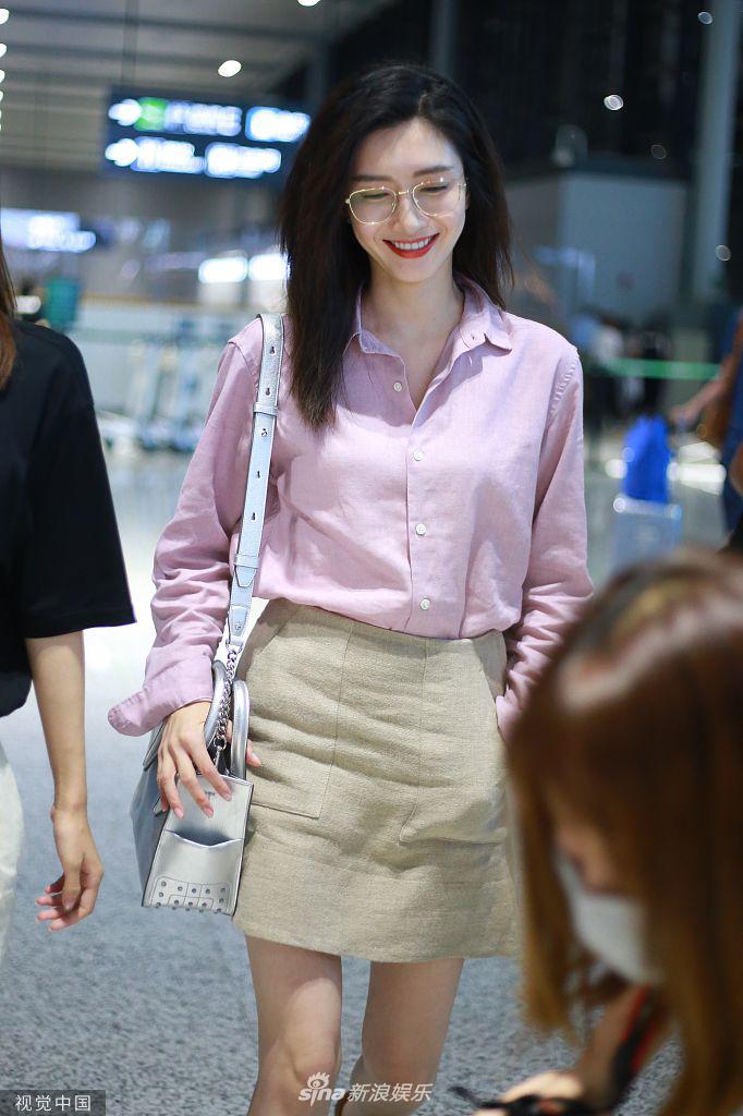 漂亮姐姐来啦!江疏影穿粉衬衫金丝边眼镜气质