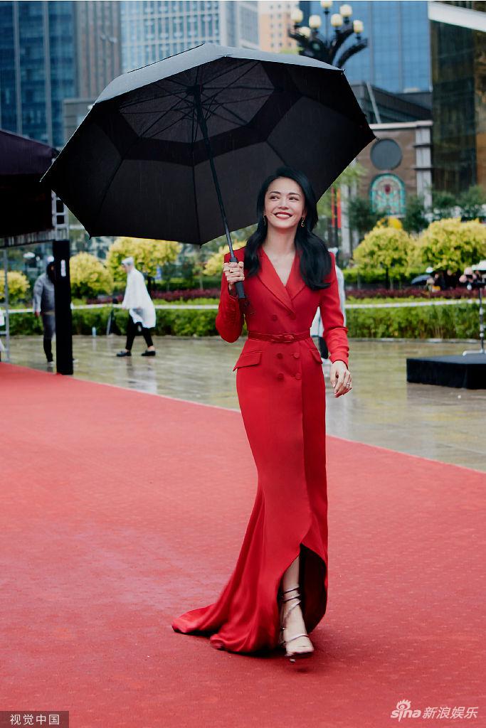 姚晨雨中走红毯撑伞灿笑 西装式拖尾红裙明艳