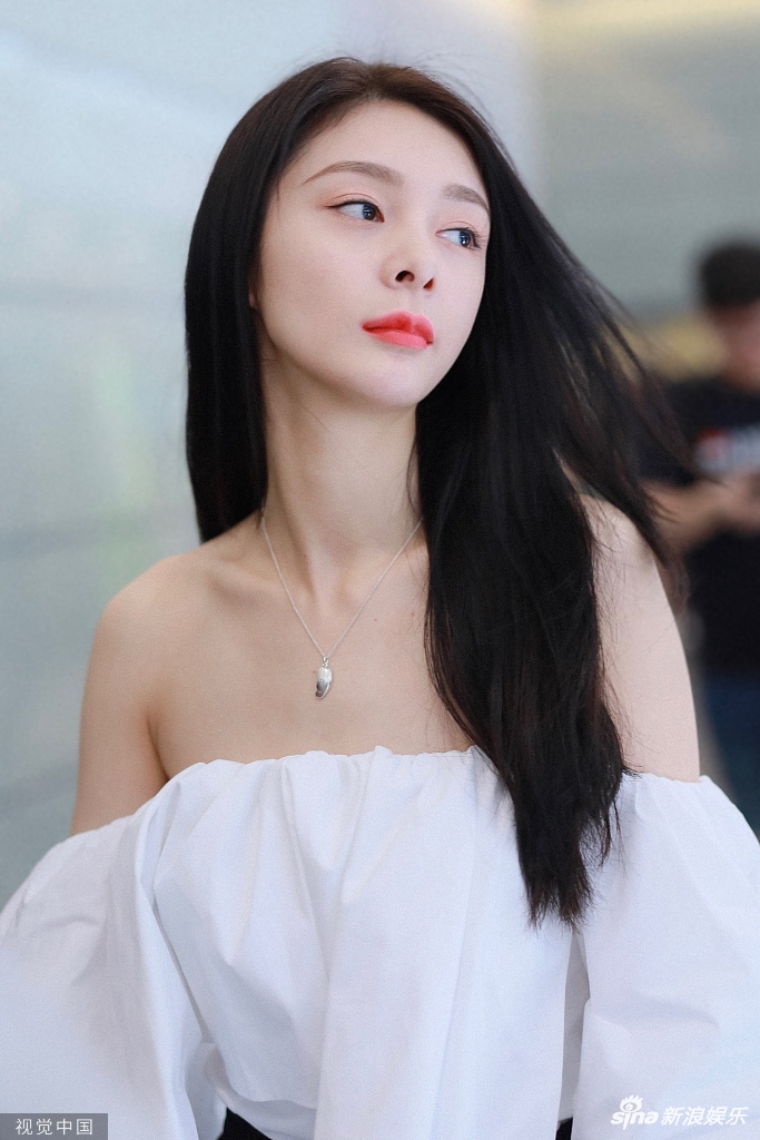 傅菁穿落肩白衣秀锁骨杀手捧玫瑰红唇美艳