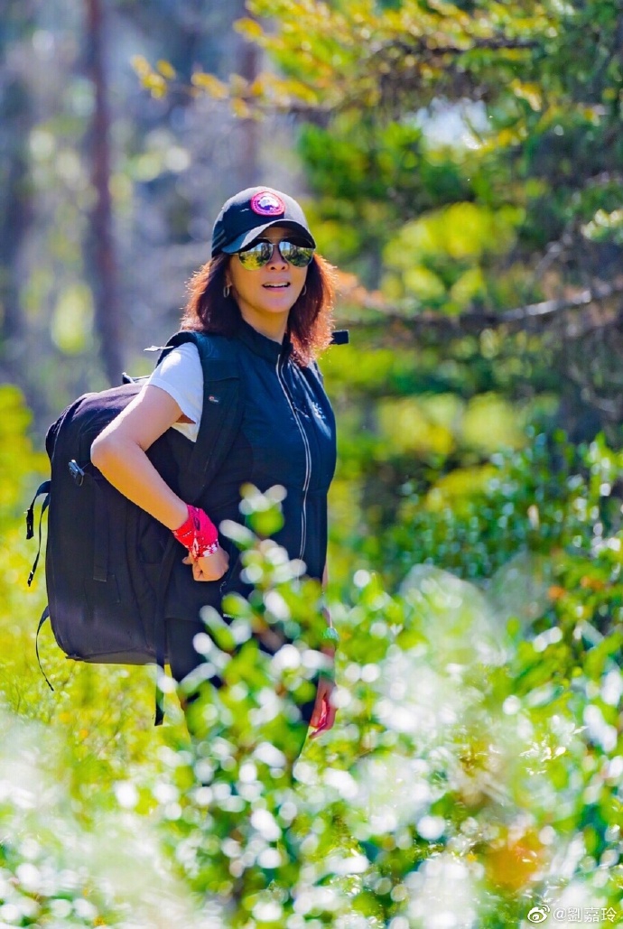 旅游博主刘嘉玲登山赏美景全黑运动穿搭干练又帅气