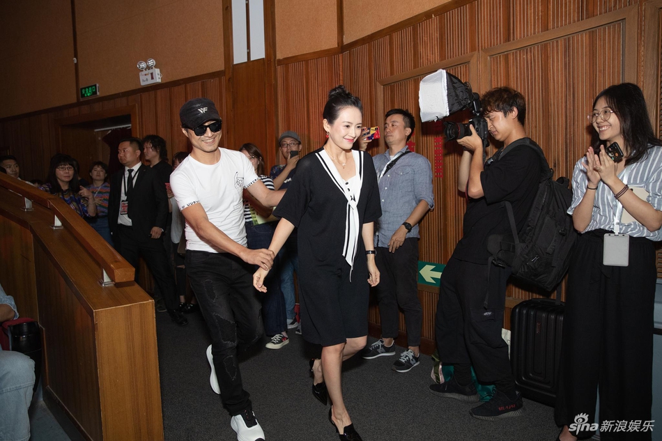 汪峰扶章子怡登台显体贴 夫妻二人满脸笑意超甜蜜