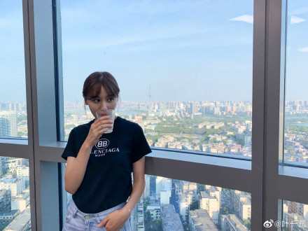 叶一茜黑T马尾造型清爽出镜 分享养生秘诀获赞