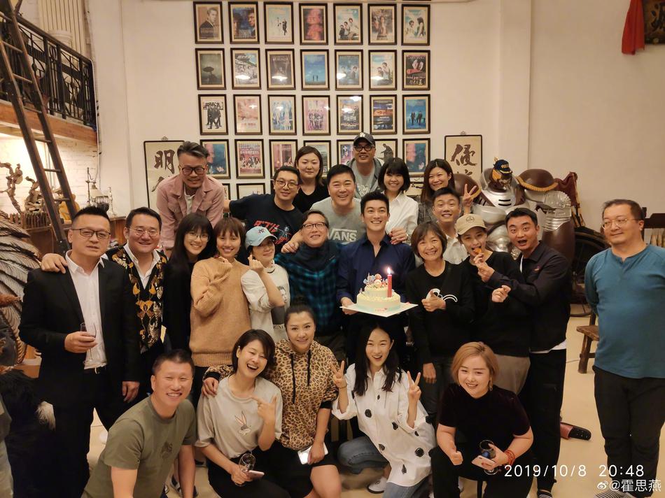 《中国机长》票房破20亿 杜江袁泉刘伟强等开香槟庆祝