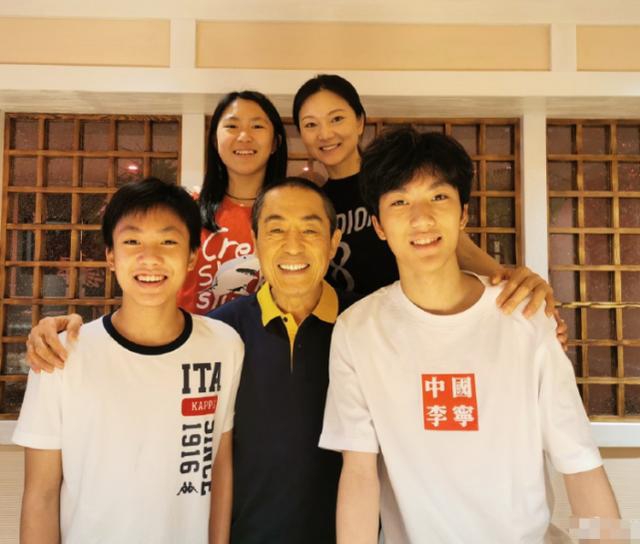 张艺谋妻子晒全家福为小女儿庆生 13岁张壹娇超像爸爸
