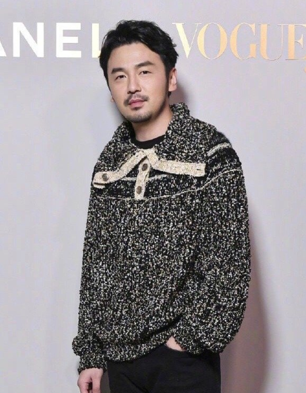 王一博雷佳音撞衫 穿同款金丝针织上衣风格各异