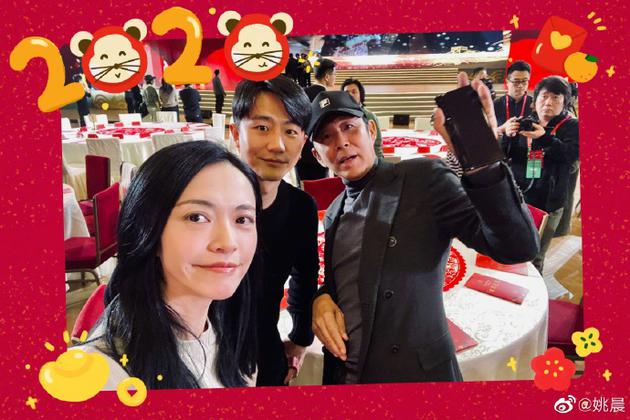 姚晨晒与陈道明黄轩合照 网友喊话:合作吧拍电影