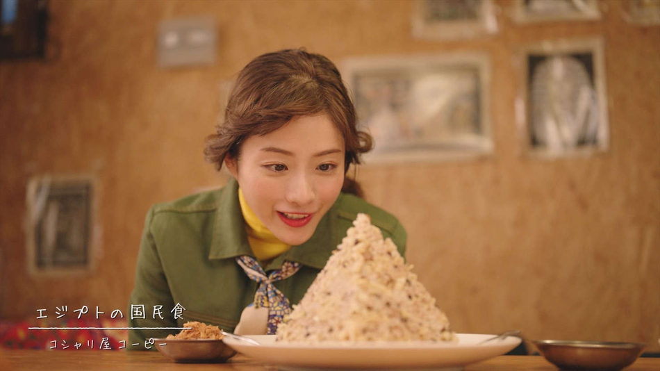 石原里美拍摄东京地铁广告 品尝特色菜表情幸福洋溢