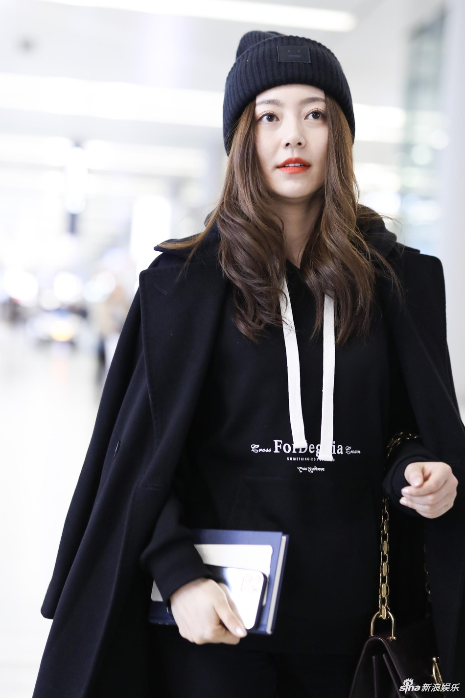 黄梦莹披黑色大衣又美又飒 对镜甜笑红唇撩人