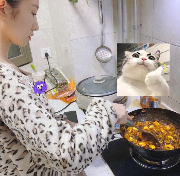 孟美岐亲自下厨露侧脸素颜状态好 提醒大家少出门