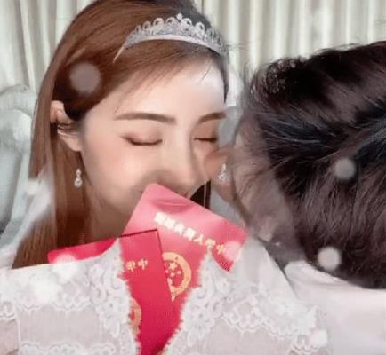 麦迪娜结婚纪念日再穿"婚纱"与姜潮秀结婚证_娱乐频道