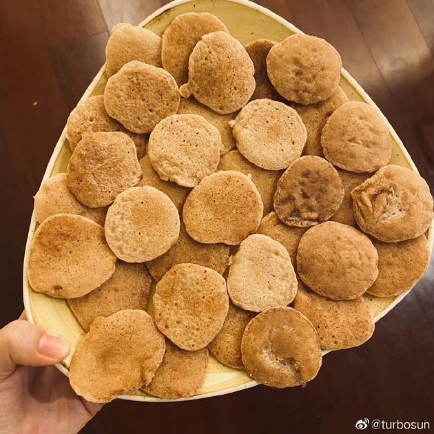 美食博主上线！孙俪下厨做美食 糙米饼有颜有料