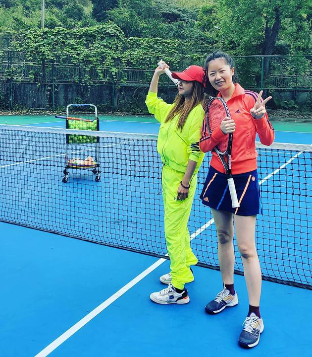 蔡依林与好友打网球晒照