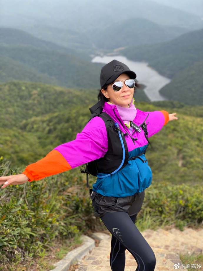 刘嘉玲挑战高难度登山装备齐全素颜气色好