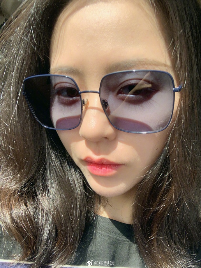 #皮肤#张靓颖营业自拍“求积分” 戴墨镜涂粉唇皮肤白皙状态好