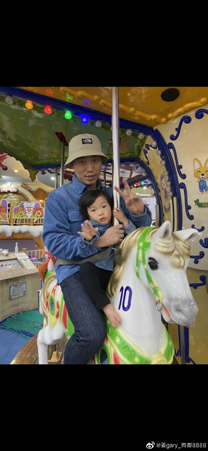 「卡其」姜gary晒与儿子外出旧照 小好穿着潮酷对镜开心比耶