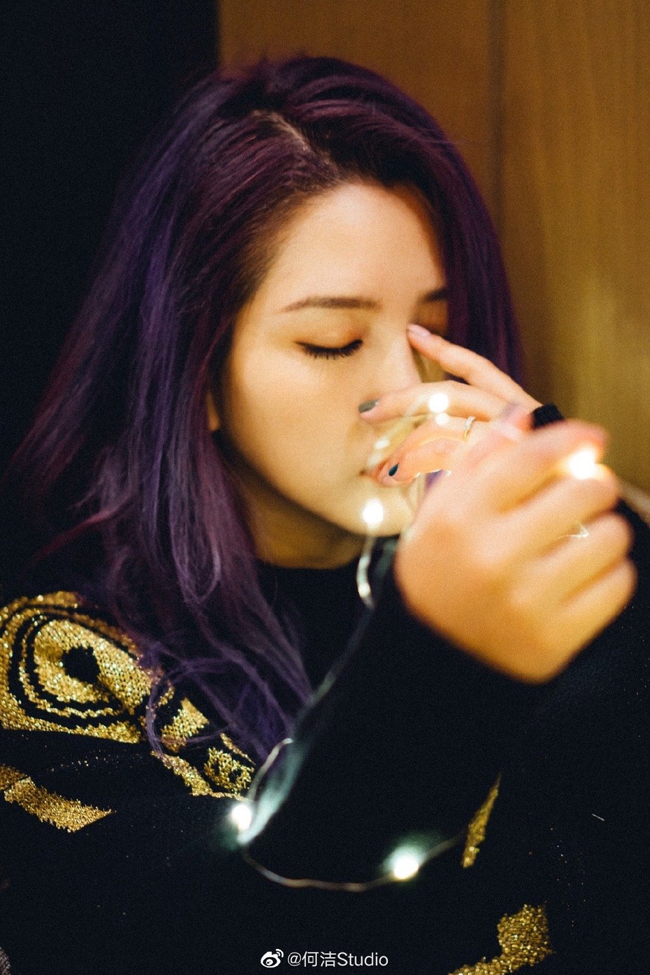 针织毛衣■何洁迎34岁生日拍写真女人味十足 灯光萦绕画面梦幻治愈