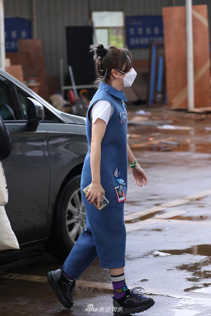 [连体]黄雅莉穿蓝色连体衣走路俏皮 搭配白色T恤任性不怕冷