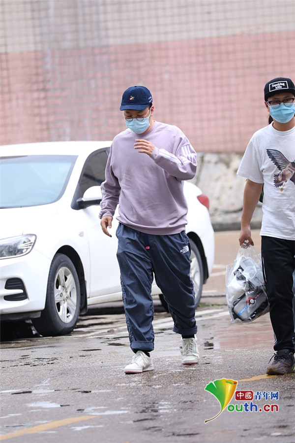 ■杜海涛戴圆框眼镜录新节目潮范十足 穿紫色卫衣让人眼前一亮