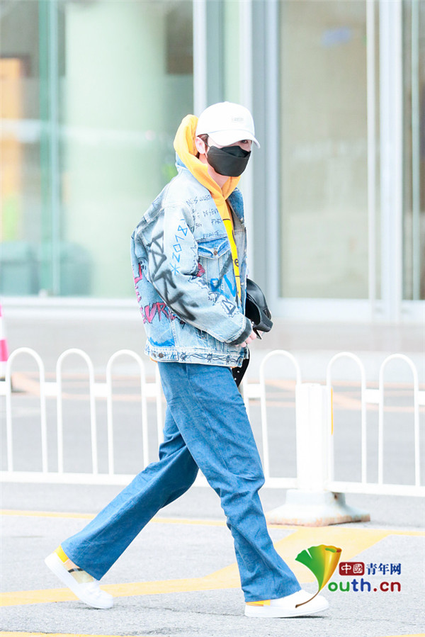 『』鹿晗穿牛仔外套嘻哈范 见粉丝打招呼亲和又帅气