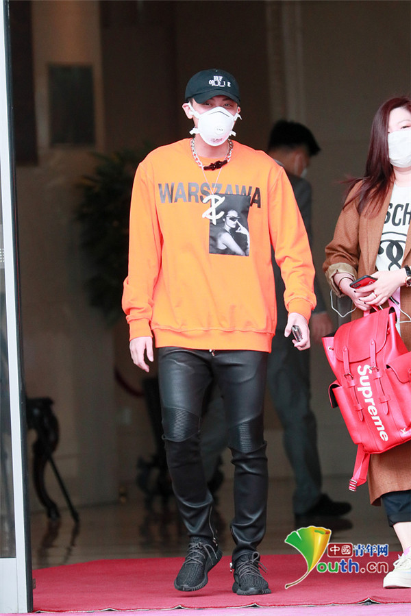 「」黄子韬装扮嘻哈帅气 与鹿晗同乘录制综艺