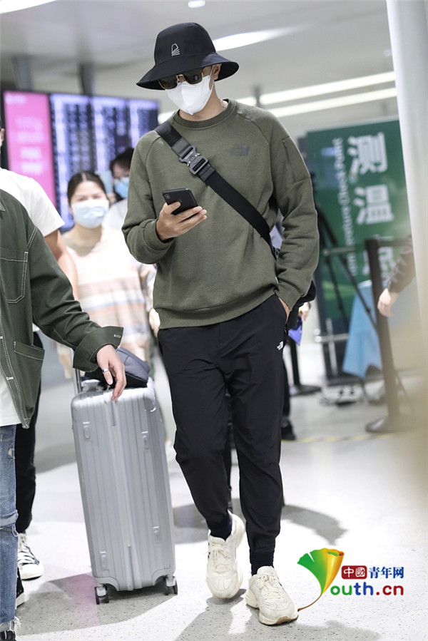 ：金瀚休闲穿搭帅气型男范 单手插兜架黑超扮酷令人心动