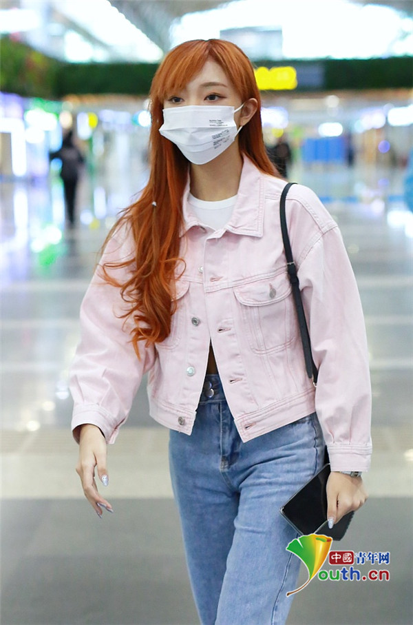 「」李紫婷红色长发似芭比娃娃 穿露脐装秀蛮腰尽显春日浪漫