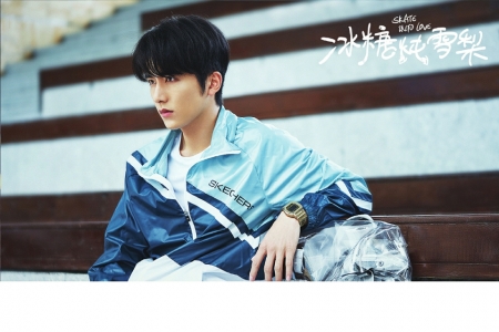 「张新」为演冰球男神张新成下苦功 看木村拓哉旧作找感觉