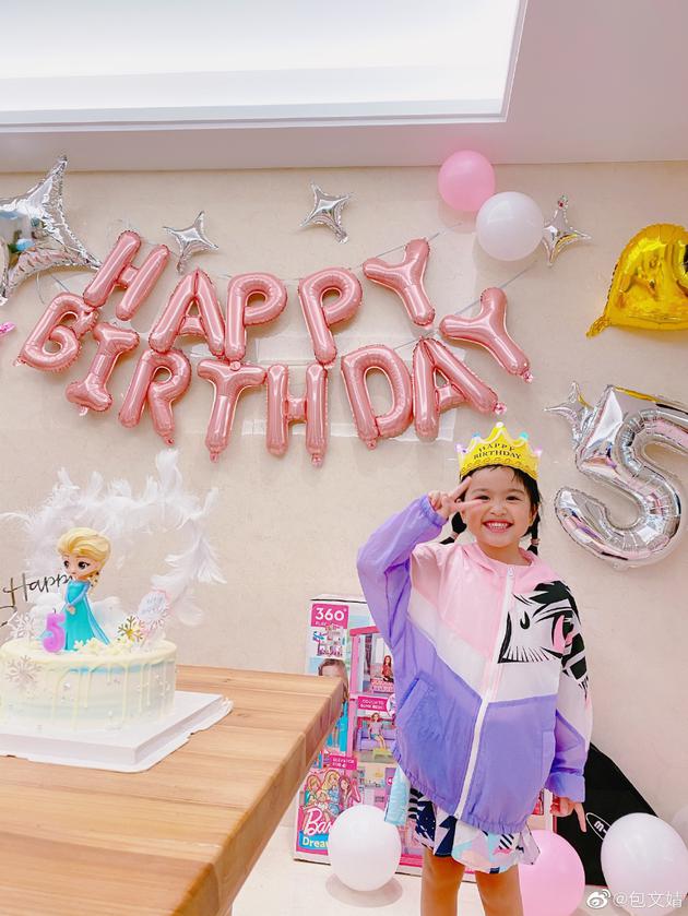 [饺子]包贝尔夫妇为女儿庆5岁生日 饺子戴皇冠呆萌可爱