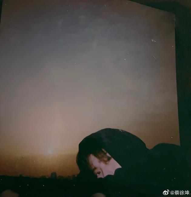 【好想你】蔡徐坤晒照清晨看日出 穿休闲帽衫捂脸暖心道早安