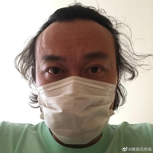 『口罩』陈奕迅久违晒自拍口罩遮面 暖心鼓励：乌云会散去